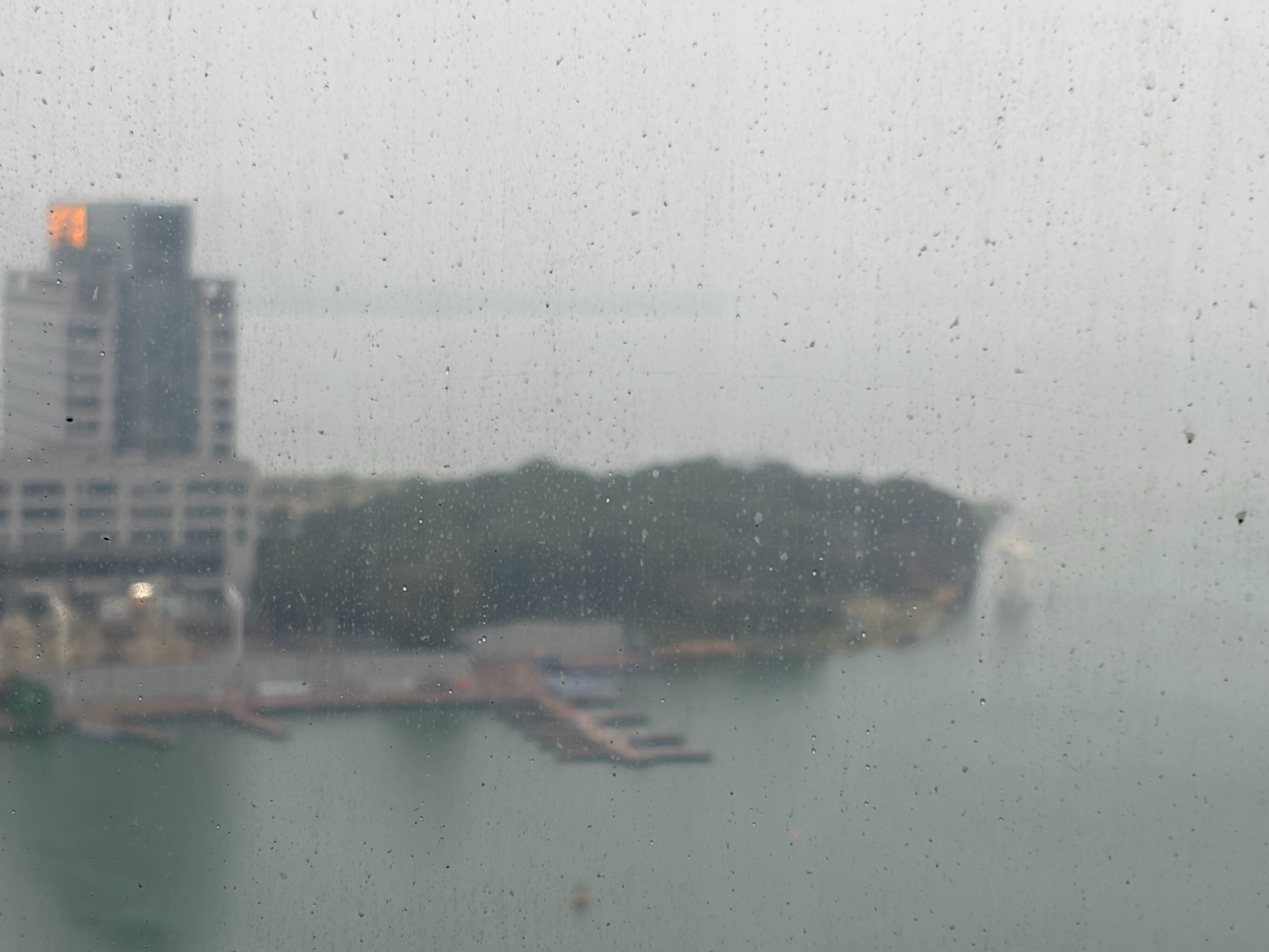 最近跟一位兄弟聊天，他送我一句话：赛道足够大，坚持做一件事，做成小闭环，活下来，