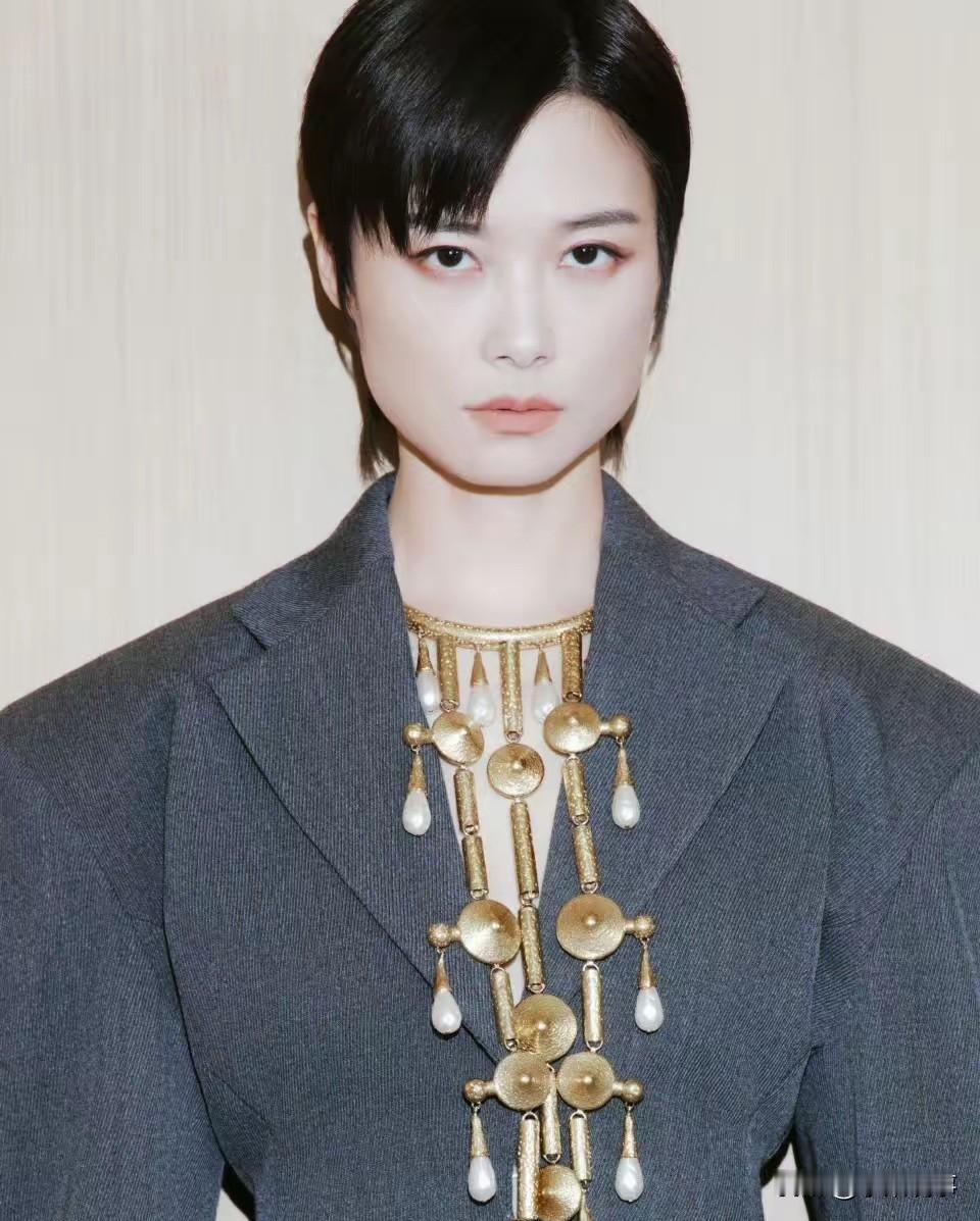 天呐，李宇春
你藏的也太深了吧
查了下才知道，41岁的李宇春，竟然有了这么多压轴