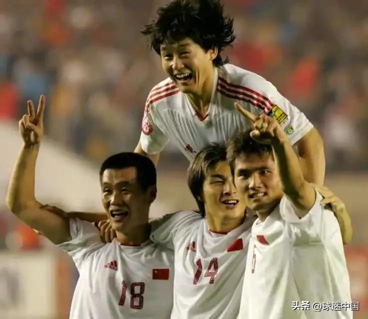2007年亚洲杯期间，一次训练结束后，助理教练李霄鹏正在场边一本正经地接受记者采