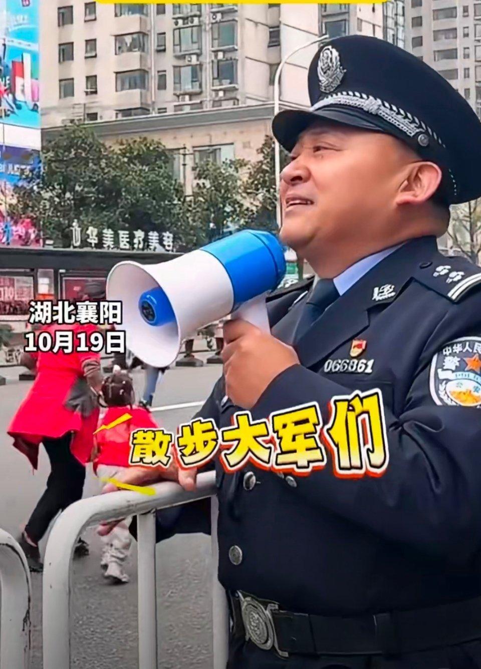 马拉松现场交警大哥的搞笑鼓励这也太幽默，太逗了吧。 ​​​