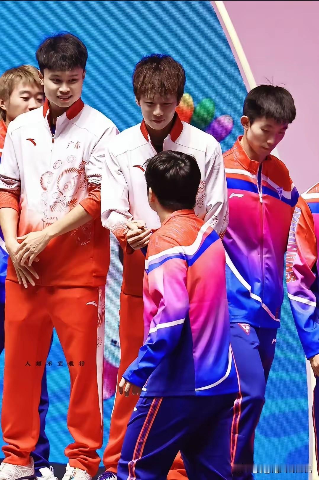 难得一见的五人同框。

谁这么有才，把全运会上樊振东和他的小伙伴们同框领奖的经典