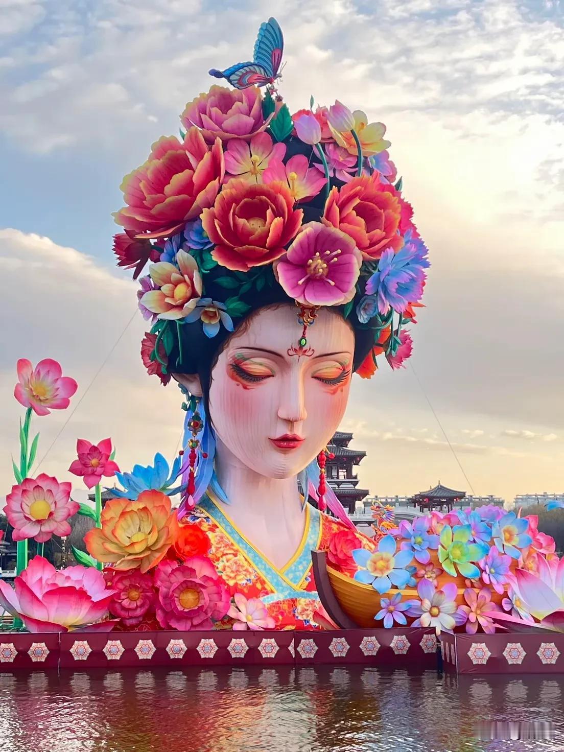 西安大唐芙蓉园的夜景真的绝了！古色古香的建筑群在灯光映衬下显得格外梦幻。
这里每