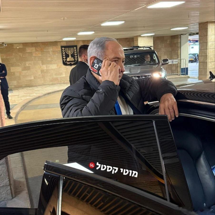 内塔尼亚胡使用的手机摄像头被贴上了遮盖物，这可能是出于安全考虑内塔尼亚胡