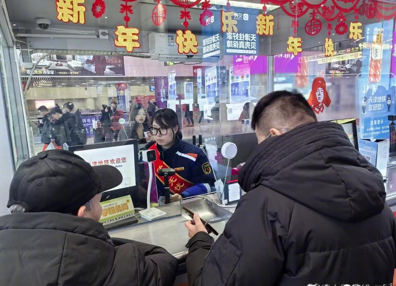 天津地铁6号线西站津程岗始终坚守一线，面对跨年客流高峰，车站人员持续强化现场客流