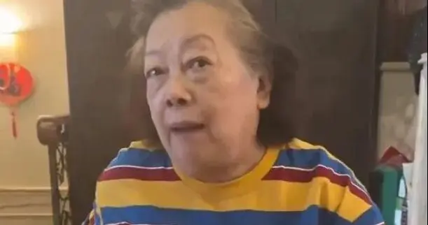 “我有自己的指标！”上海知名演员催母亲体检被怼，阿姨坦然聊生死：撒向大海，我最喜欢