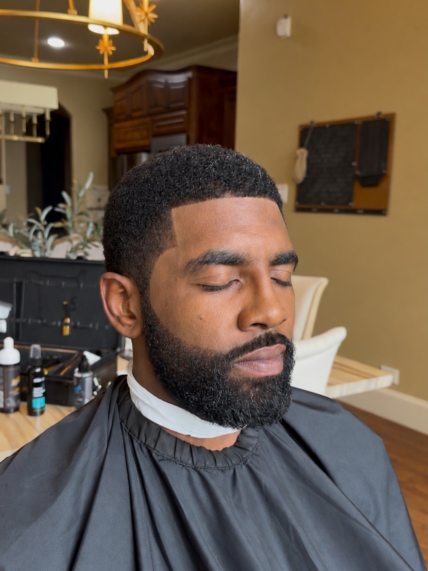 理发师urfavbarber 晒出了为欧文打理的最新造型。从照片中可以看到，欧文