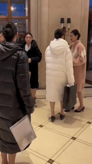 这些漂亮的小姐姐在这里干嘛呢？
难道是在面试空姐吗？“真漂亮”用你的家乡话怎么说