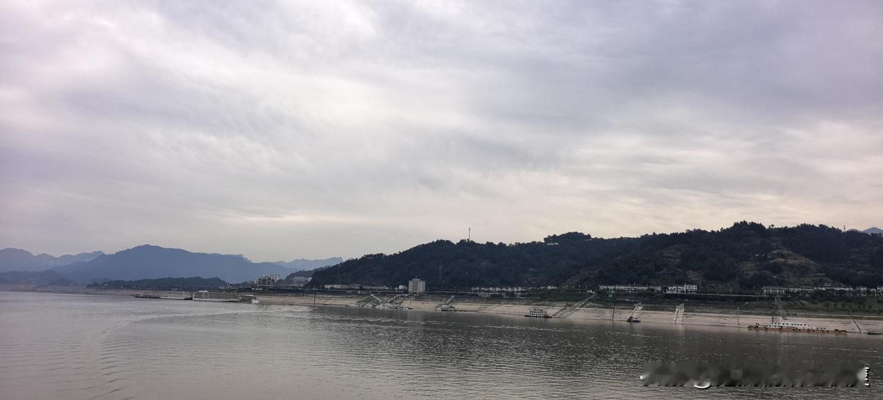 上联：雪飘塞北千山素，请出下联雨洒江南万水欢
