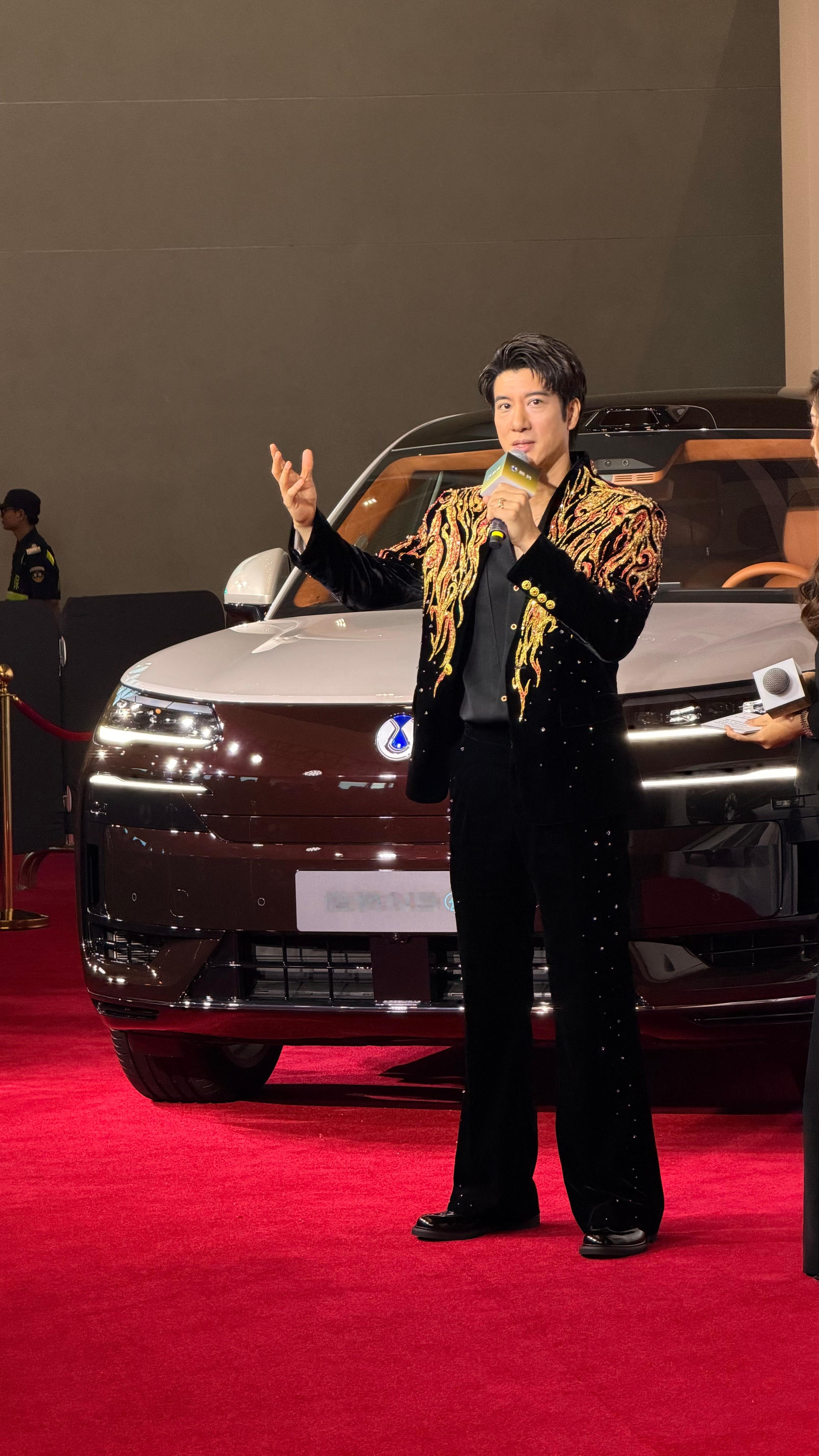 王力宏亲提！腾势N9闪充版全球首位车主正式亮相华语乐坛巨星王力宏，以腾势汽车品牌