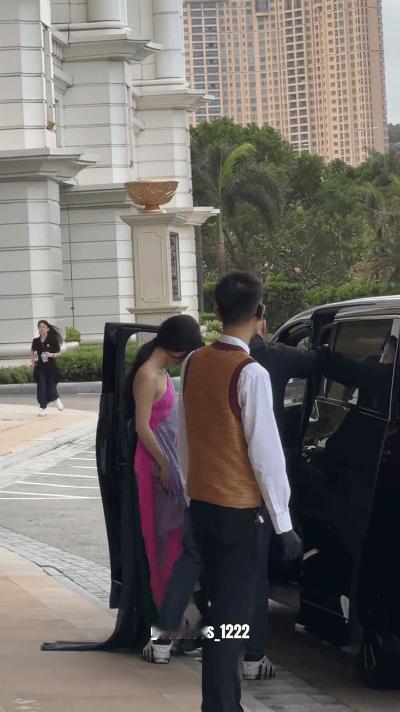 单依纯上车摔倒 要注意安全啊‼️ ​​​