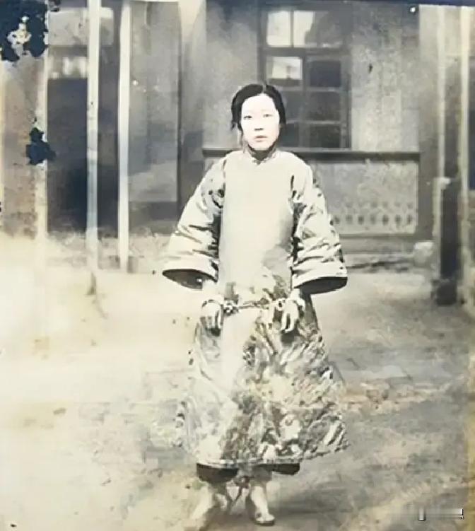 1925年，24岁的张素贞正在接客。突然，冰冷的枪口抵住了她的头。客人冷冷说道：