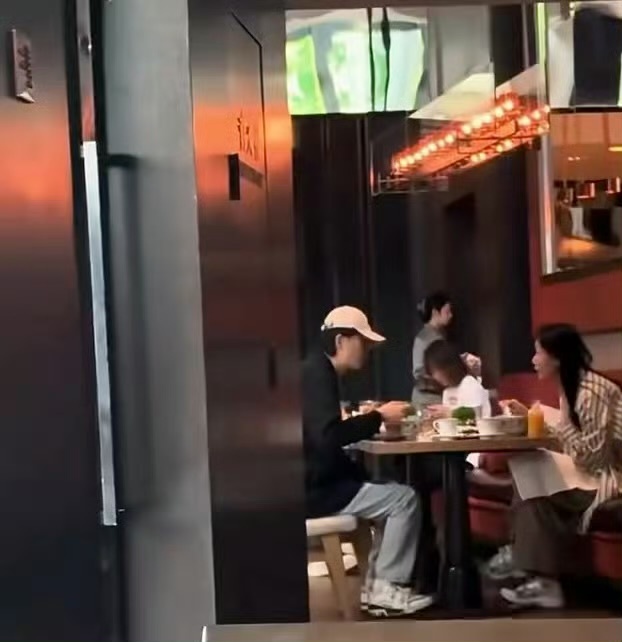 接冯禧追星运 谁羡慕了我不说！冯禧的追星运真的像开了外挂，喜欢的偶像总能近距离碰