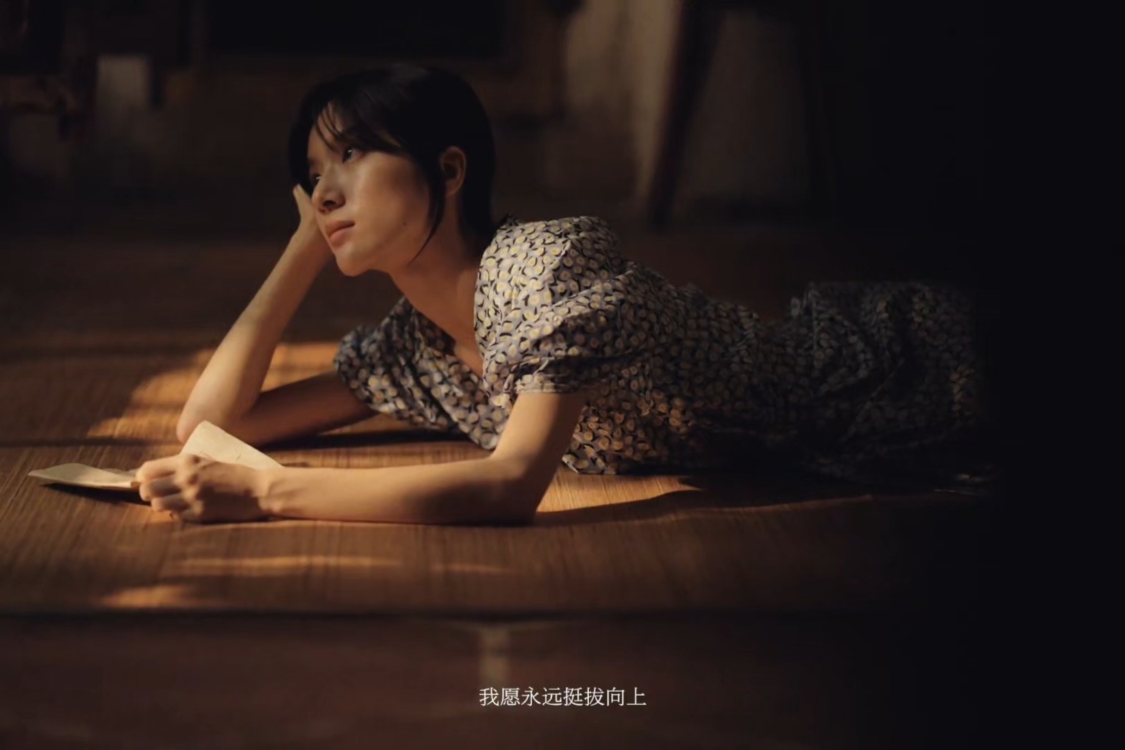 李思潼为百雀羚拍摄的广告大片被吐槽了，瓣内说她长相就是普通人长相，没有星相。不过