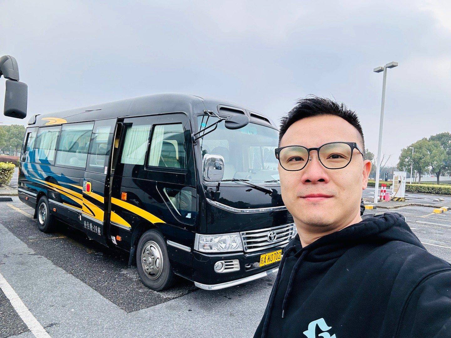 到上海了，年后第一飞，咱落地高低包个车，晚上仰望U9发布会见！ ​​​