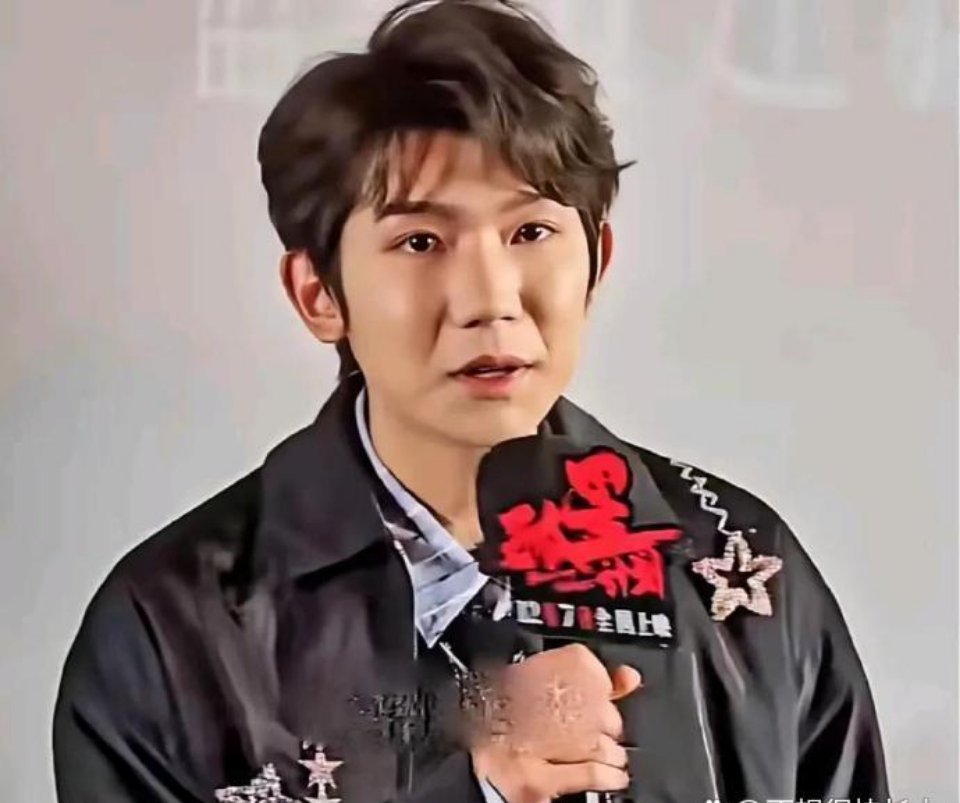 王源好像还没过青春的尴尬期 