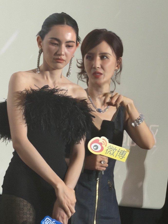 C位给主演张萌站一边 张萌简直就是娱乐圈的一股清流！作为制片人，她完全有资格站C