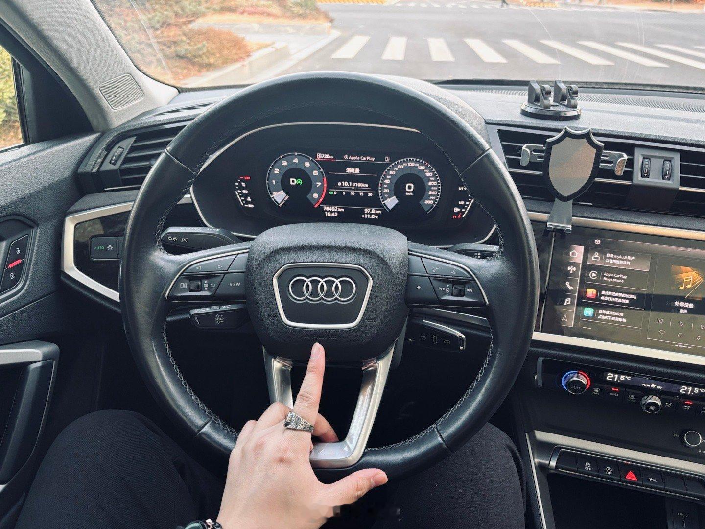 坦白说今天开了一整天的Q3，满脑子都是古早味PS：奥迪这机械感十足的内饰真舒服