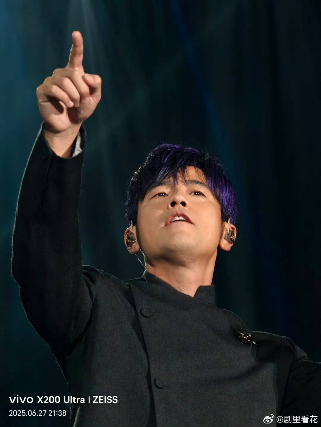 看周杰伦演唱会被豪横京爷包场KTV周杰伦演唱会豪横京爷硬核应援 京爷的应援方式实