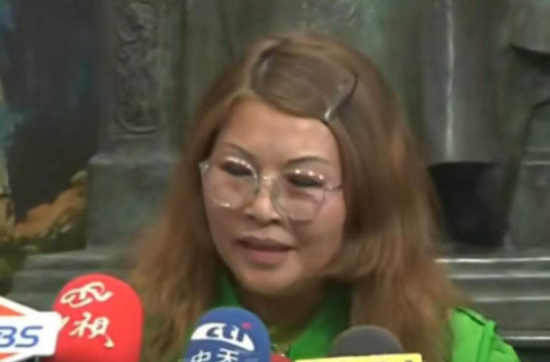 最近，国民党中常委员何鹰鹭的退党事件引起台湾岛内热议。
    属于陆配的何鹰鹜