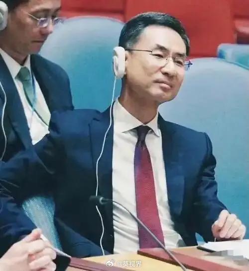 耿爽履新中国人民外交学会副会长他很有外交魅力！发言犀利、沉稳、霸气。从驻外一线，