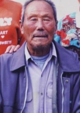 1950年，一名人高马大的土耳其士兵，见志愿军战士董明德筋疲力尽，便想趁机弄死董