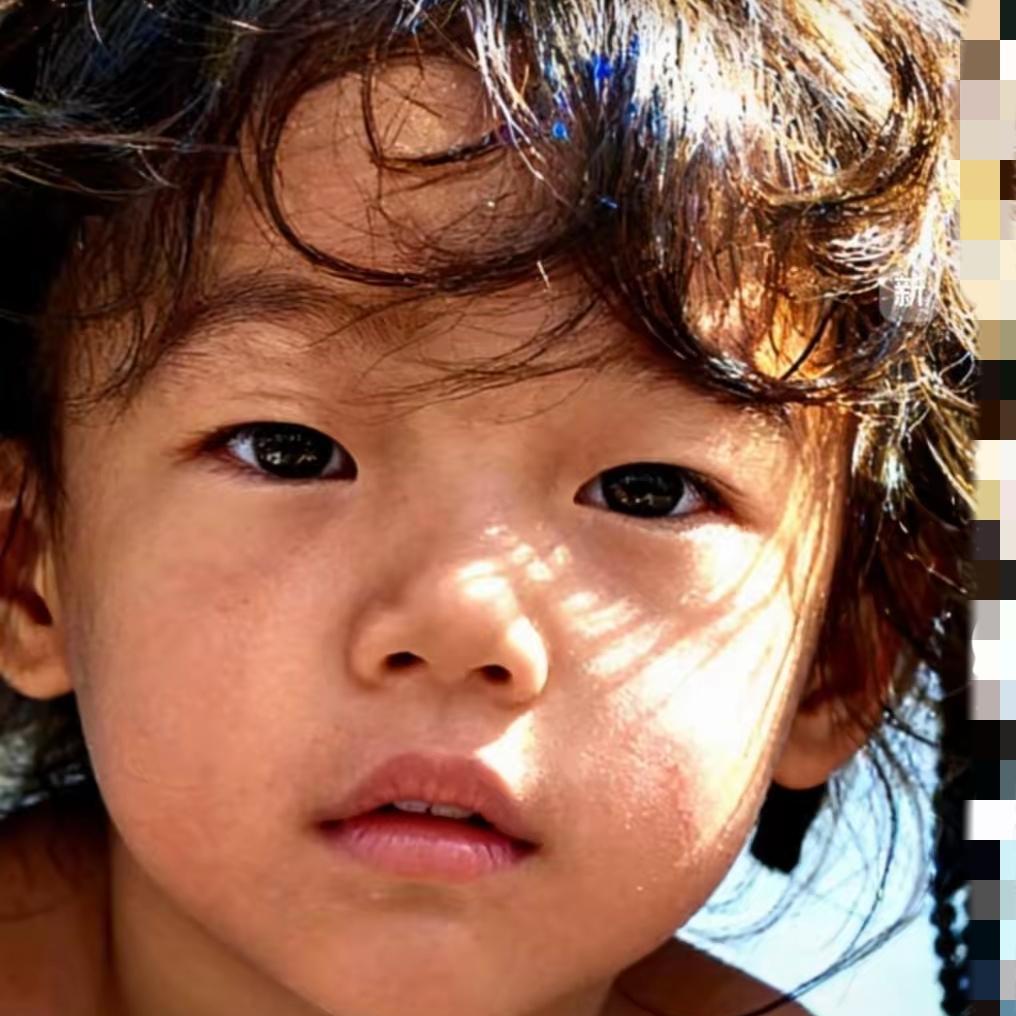 这孩子的眼神真的戳心！好好的娃被迫活成那样，在景区露面哪里是偶然，分明是用尽办法