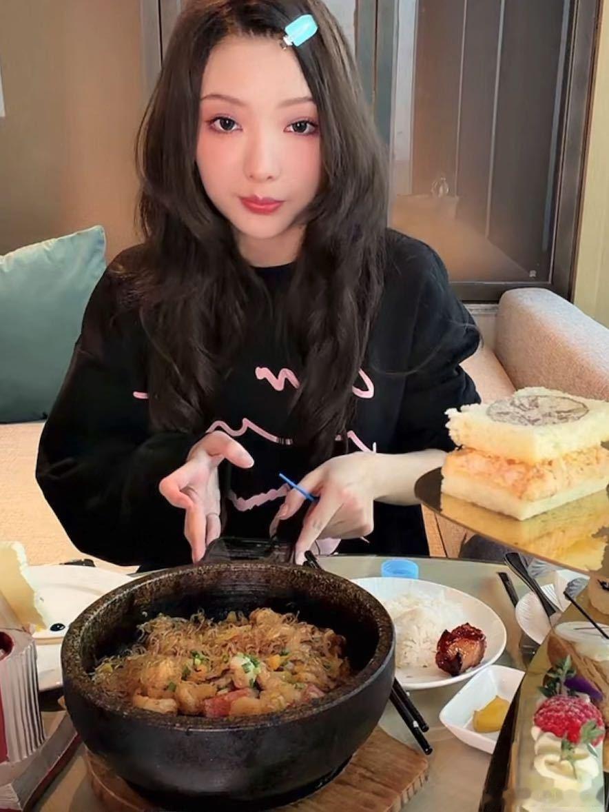 李紫婷生日会直播选歌 刚刚直播的太会了！从火箭少女经典到新歌，每个选择都藏着对舞