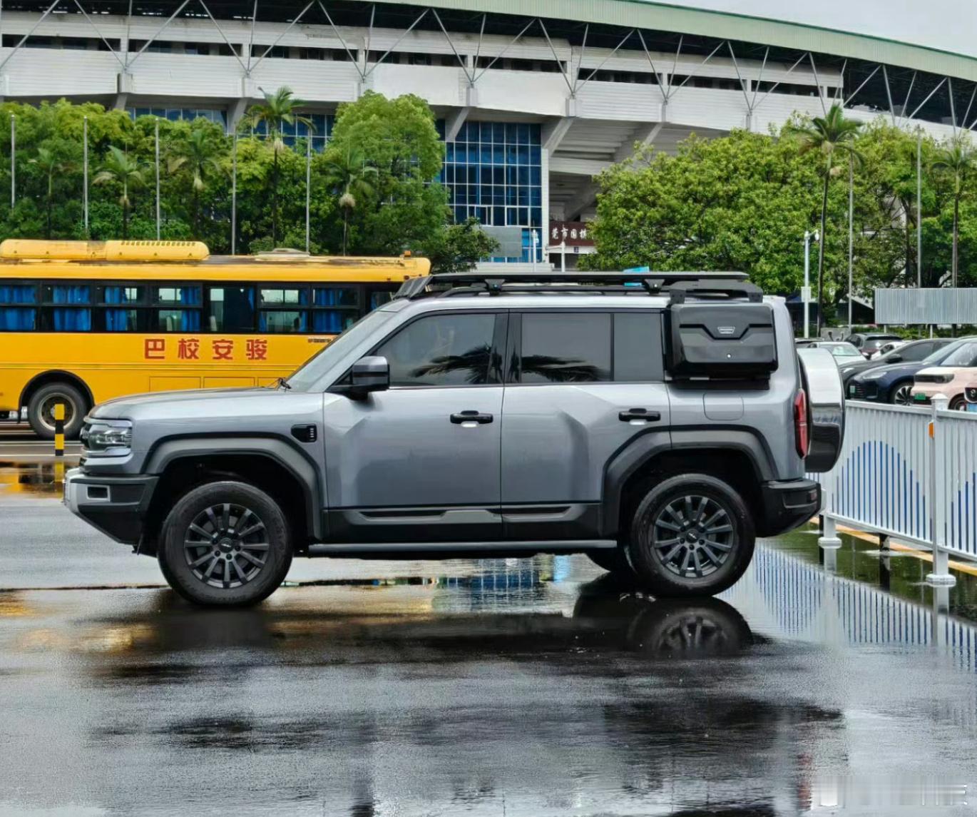 向太的理念其实也没错，对于年轻人来说把房子排在车前面是更正确的，毕竟刚入社会先要