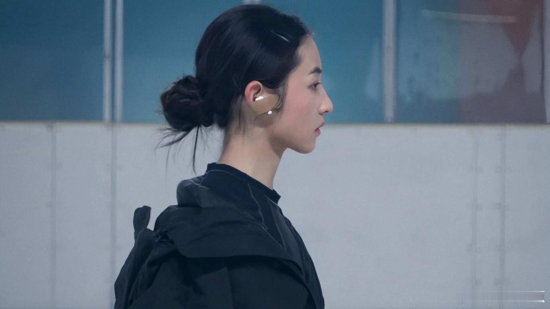 张子枫好完美的一颗头以前只知道子枫演技好，看了新片才发现，她这头型也太加分了吧，
