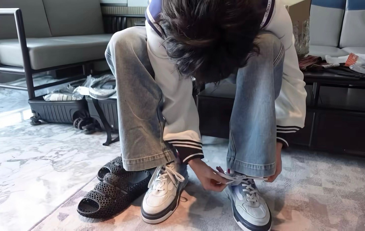 哥哥说，这段时间天天在床上，有点吃不消了，要带我出去玩玩[流鼻血][流鼻血][流