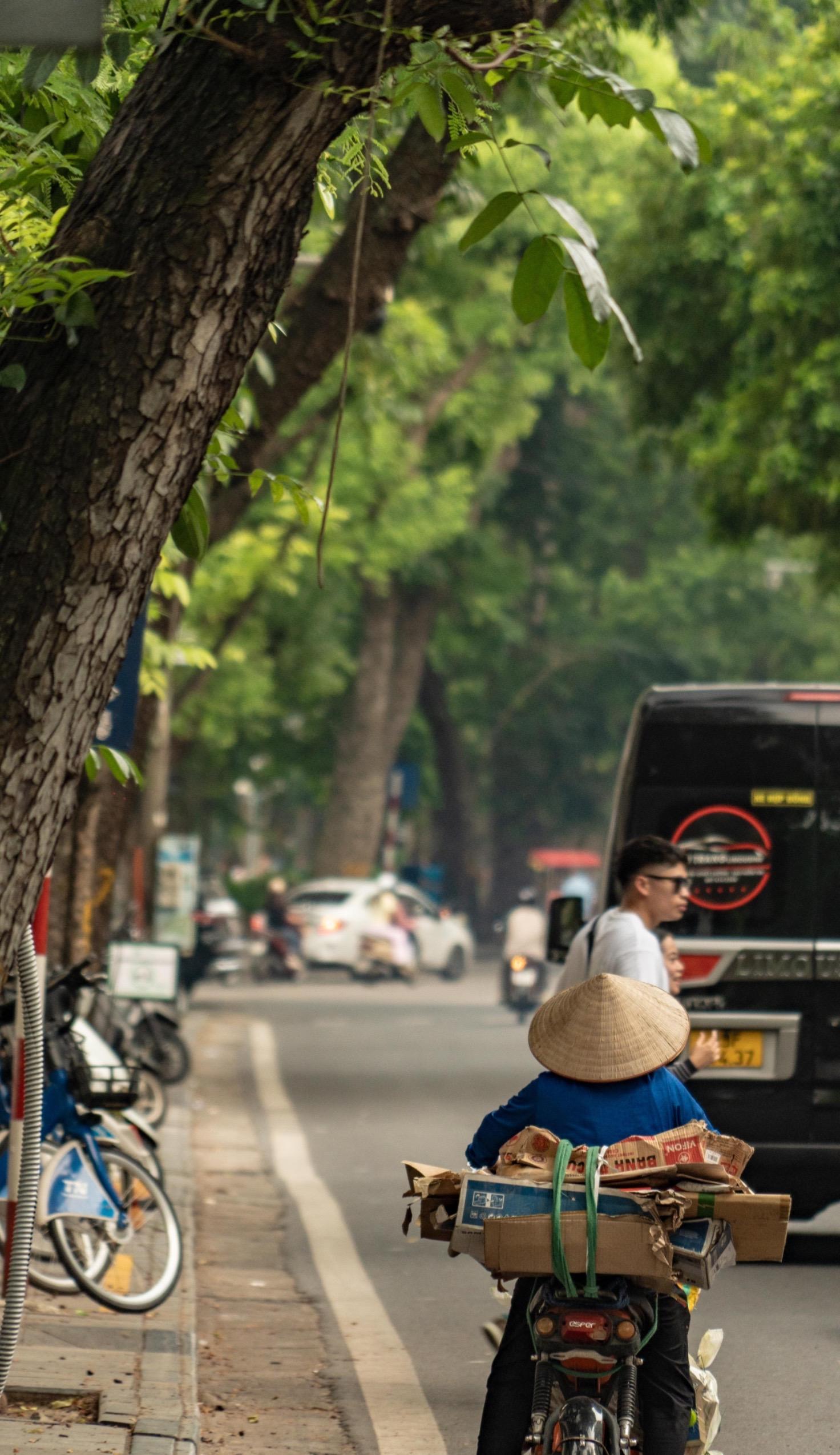 没在大街小巷扫过街，怎能好意思说来过河内。河内的大街小巷，尤其是老城区...