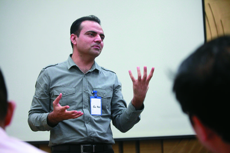 学习中文的过程并非一帆风顺。汉字的书写对他们来说是一大挑战，横平竖直、撇捺点钩，