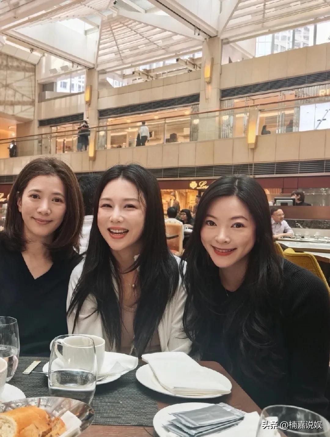 袁咏仪张智霖夫妻俩吃饭被网友偶遇，“仙靓夫妇”的神仙颜值还是太出众了！
张智霖刮