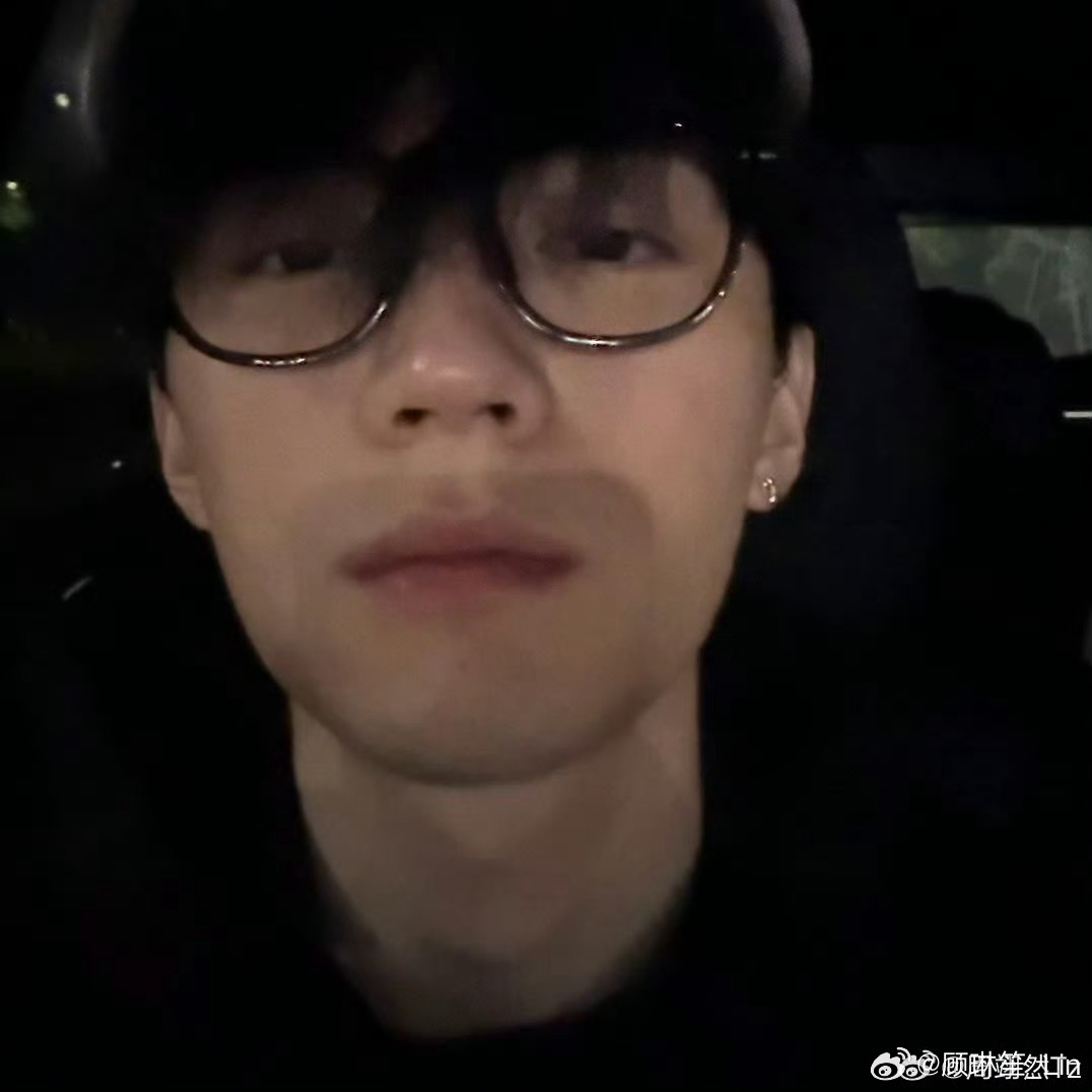 周翊然生命缘 zyr周翊然不想睡的星期五 松鼠用叶子埋住脚，小溪揉揉岩石的头彩虹