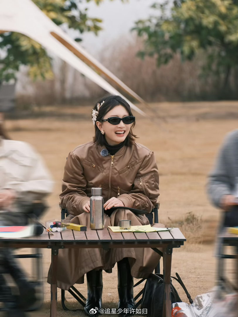 周五晚高疯年会显眼包大赏周五晚高疯 谁能拒绝这样的共情啊！周冬雨懂穆祉丞的难，这