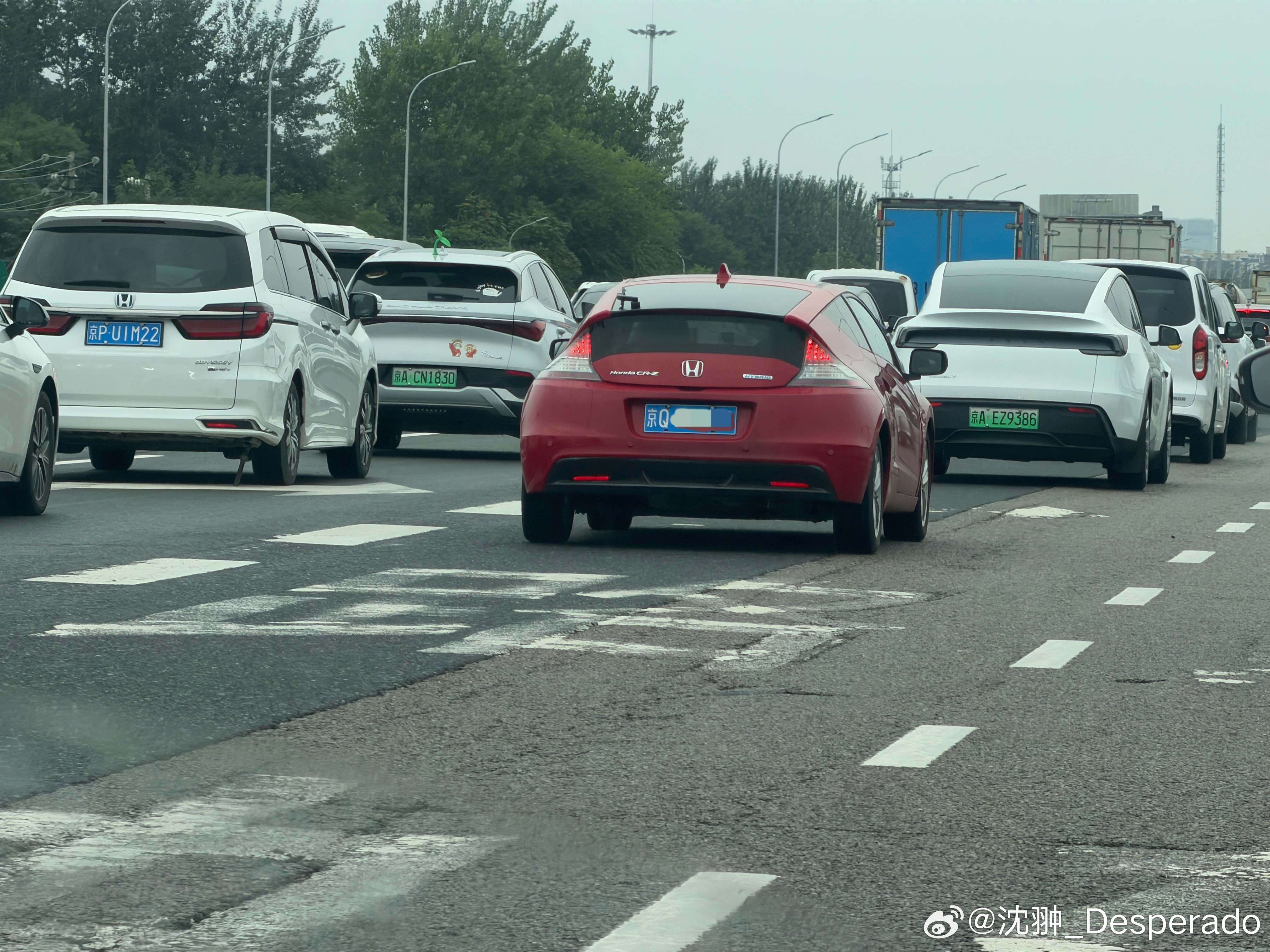 偶遇本田CR-Z，一台能勾起我回忆的车。当年刚发布真的巨喜欢，虽然所有人都说这车