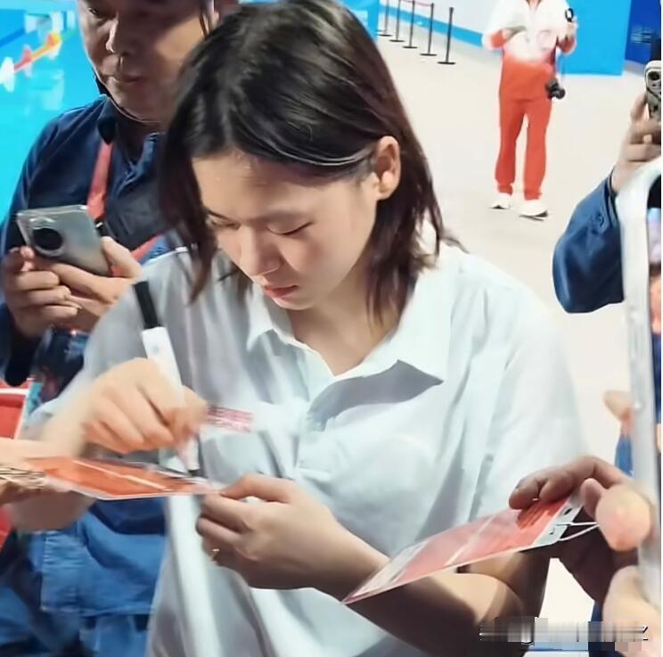 发现一个细节
全红婵给撤场工人签名的样子，
和别的运动员不太一样。

别的运动员