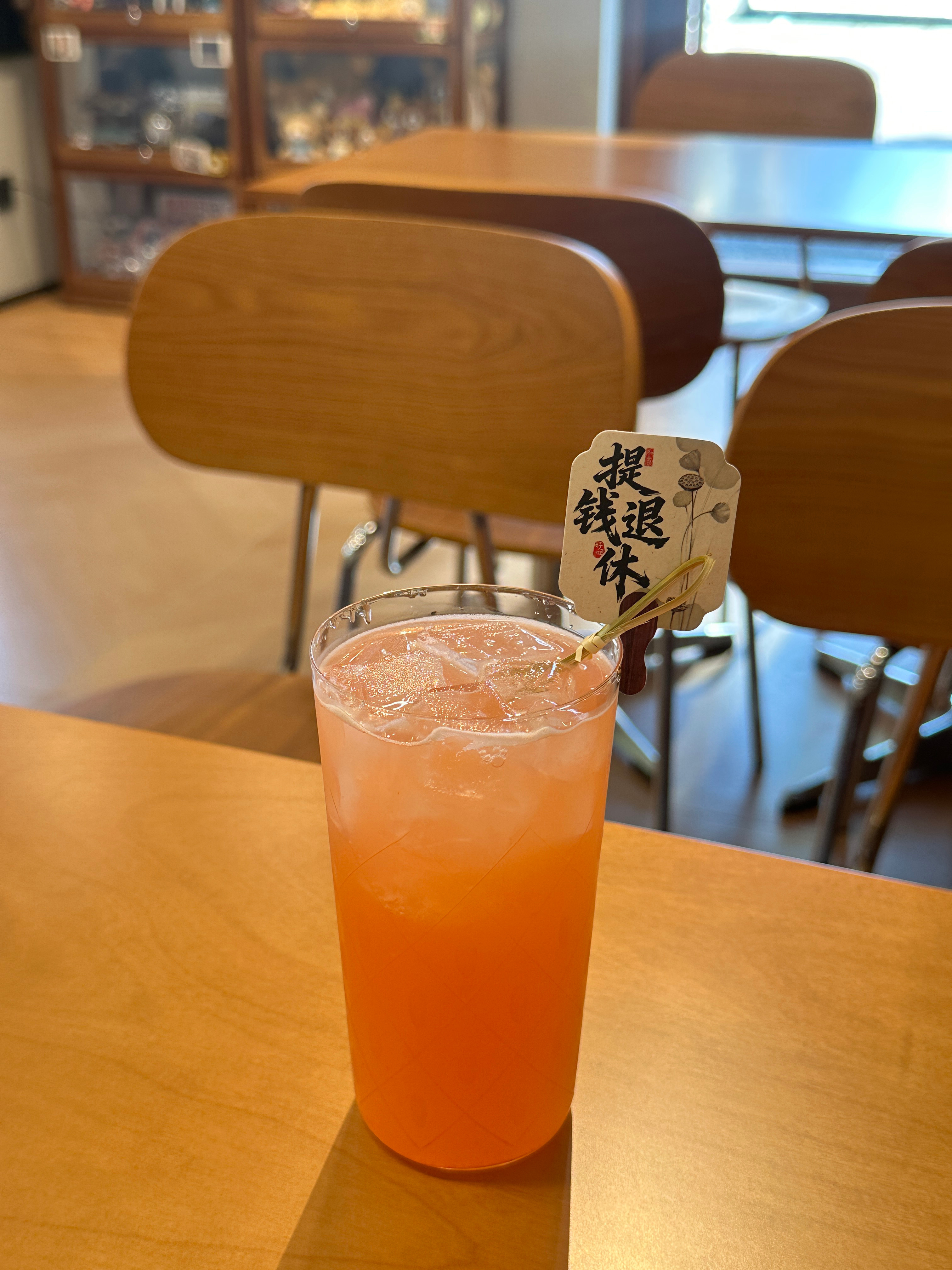 今天太热了，我喝了贼多冰饮品：2杯咖啡，1杯桃桃冰柠檬茶，1杯百香果柠檬茶，都是