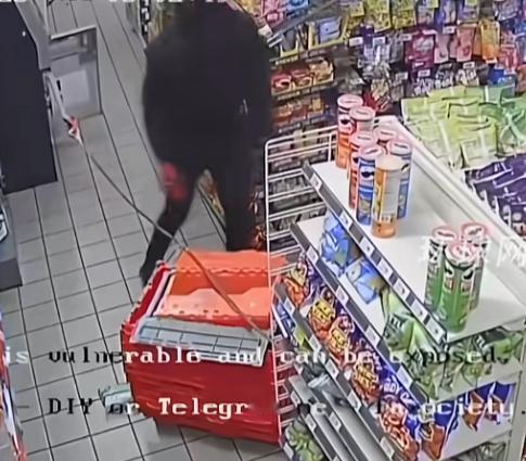 这俩活宝圣诞夜前想捞笔“过节费”结果把自己整成全网笑柄，美国得州那家7-11便利