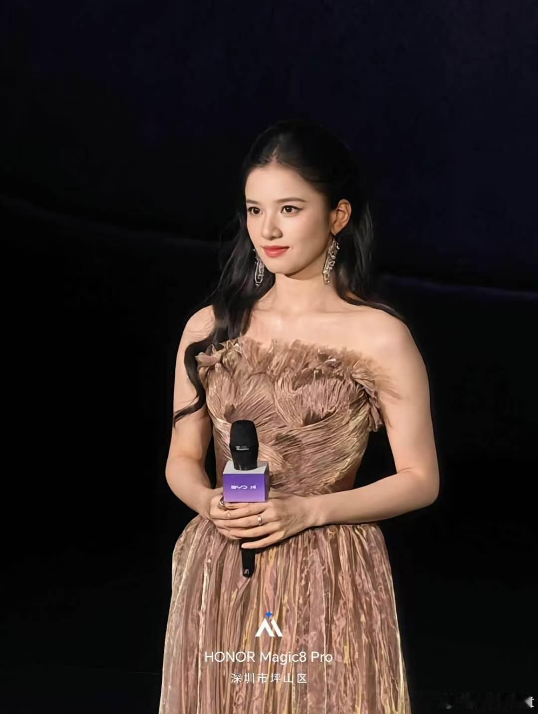 张婧仪这图太生了张婧仪生图太扛打了 绝对的美貌面前，真的是扛得住任何的镜头，张婧