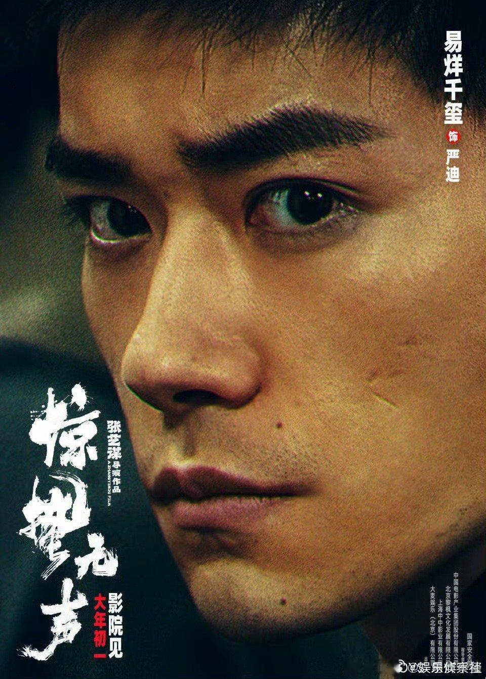 易烊千玺刘耀文怼脸海报易烊千玺，、刘耀文兄弟俩各帅各的～ 