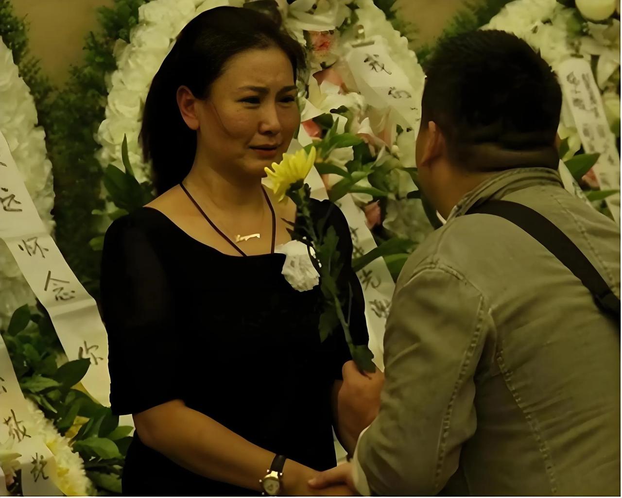 2014年，徐庆东的追悼会上，妻子王茜泪如雨下，一张珍贵的留影，他们相差23岁，