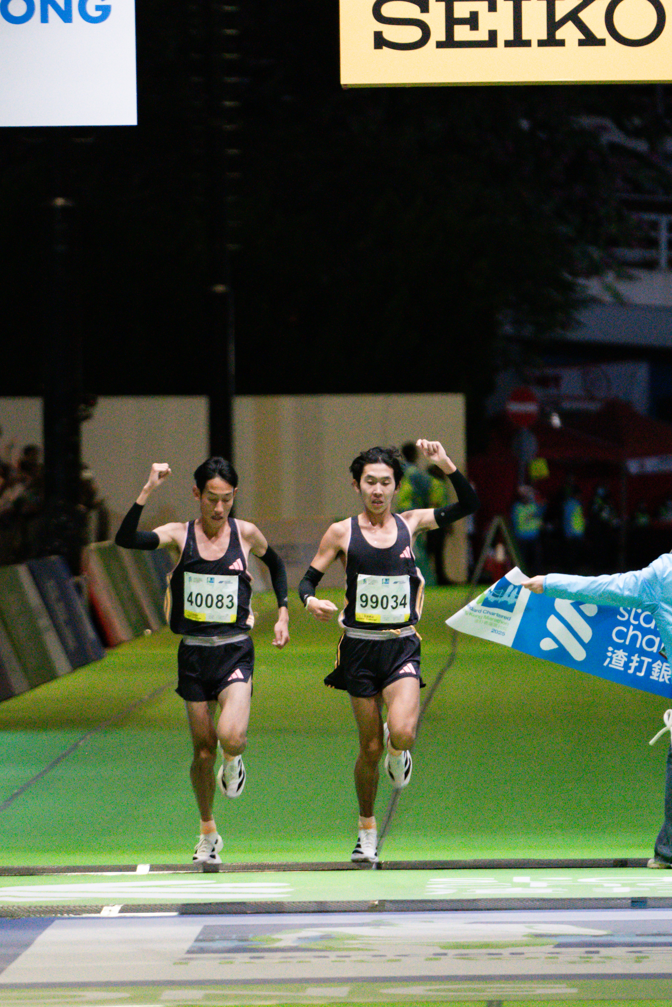 香港马拉松男子10公里组别徐国歌刘艾岩携手冲线  