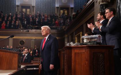 特朗普对北约发话，说你们永远是美国的朋友，北约的这些国家好得就像是一家人，这不是