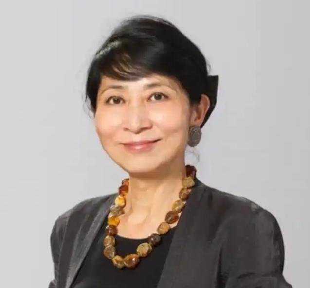 她当选香港立法会议员后突然“变脸”，不但拒绝唱国歌、拒绝使用中文在议会中发言，公