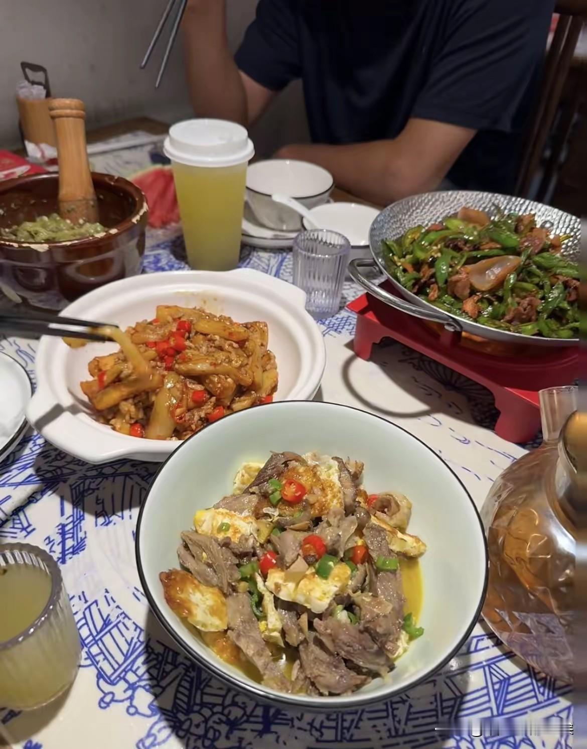 表哥来我家吃饭，他问我存款有没有60万，我说没有。他又问有没有30万，我说没有，
