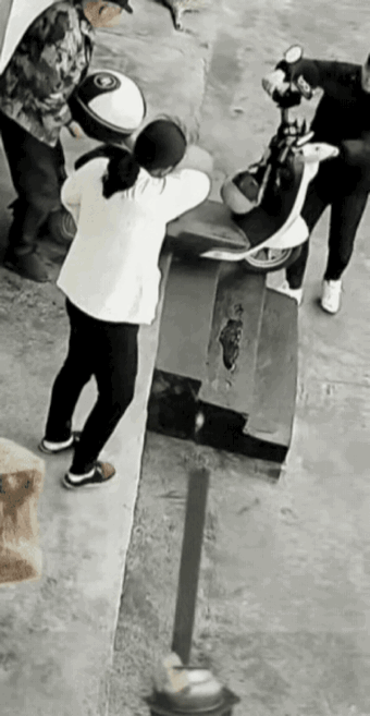 真是硬伤！三个人都拉不住一辆小电驴！