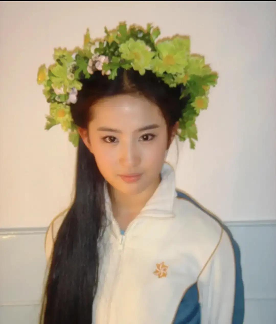 素人想红？横店3万群演只剩3%机会
 
当年15岁刘亦菲穿旧运动裤去试镜，导演一