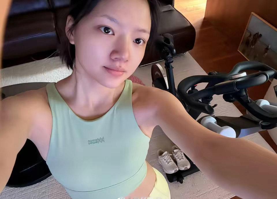 好奇查了一下任敏的出身，不查不知道，一查才发现，原来她真不是什么资源咖 