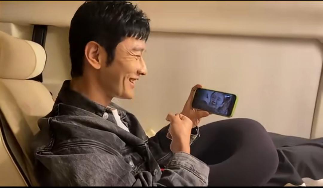 破防了！黄晓明车内追表妹陈梦奥运决赛，一句“咱家又多一个冠军”太暖！
 
家人们